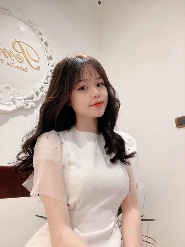 ban-gai-quang-hai-khoe-nhan-sac-truoc-va-sau-khi-lam-toc-dan-mang-cu-ngo-nhu-hai-nguoi-khac-nhau-85242433_3571998976174835_2292978675924074496_o-1595488117-755-width600height800