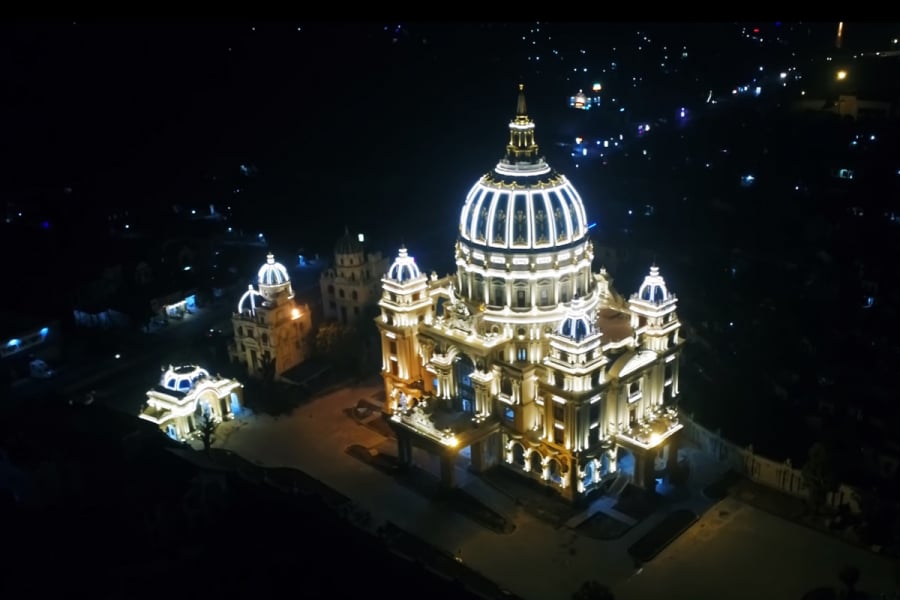 Tòa cung điện vào buổi đêm