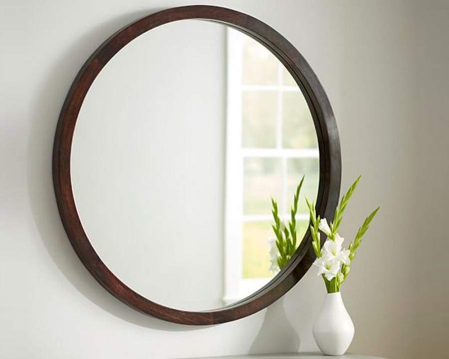 Không đặt gương thẳng cửa chính