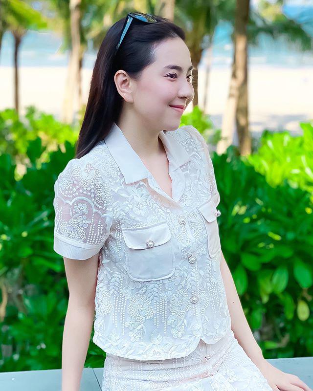 so-huu-vu-khi-ram-rap-va-sac-sao-tu-nhien-btv-mai-ngoc-bi-nghi-la-nho-tham-my-109769227_574695413414755_2312363844029074343_n-1595476945-635-width640height800