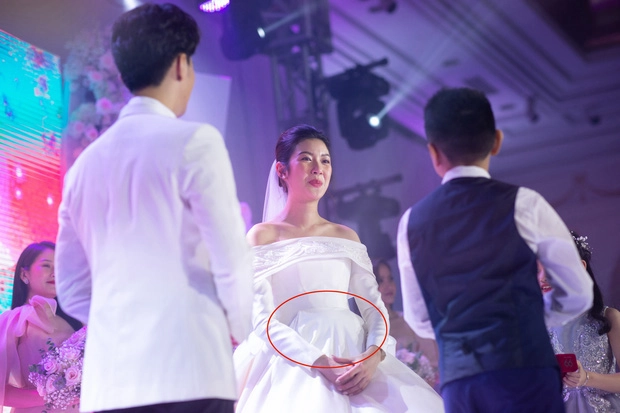 Sau bao ngày háo hứng chờ đợi, Quatrian shbet hiện đang mở của Á hậu Thúy Vân chính thức được diễn ra vào tối ngày 25/7 trong sự chúc phúc của đông đảo mọi người. Bên cạnh không khí tưng bừng của bữa tiệc, khoảnh khắc Thúy Vân cùng ông xã lần đầu lên tiếng xác nhận chuyện đã có con đầu lòng nhận được sự chú ý đặc biệt của các vị quan khách. Á hậu còn hạnh phúc tiết lộ giới tính con đầu lòng là một bé trai: 