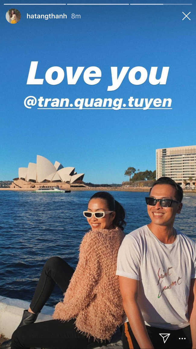 Mới đây, trên Instagram, Tăng Thanh Hà bất ngờ chia sẻ hình ảnh thân thiết bên một người đàn ông lạ và còn bày tỏ tình cảm yêu thương. Cô viết: 'Người âm thầm lặng lẽ mang đến cho em những hạnh phúc giản dị nhưng chẳng bao giờ kể công. Cám ơn anh luôn đi bên cạnh, cám ơn anh luôn ở đó bên em mỗi khi em cần! Happy Birthday anh'. Hầu hết mọi người đều khá ngạc nhiên. Tuy nhiên fan có thể hoàn toàn yên tâm vì đây là một người quản lý cũ kiêm stylist của cô - người mẫu Trần Quang Tuyến. Bên cạnh lời chúc sinh nhật ấm áp, người đẹp còn nhắn gửi: 'Love you' (Yêu anh).