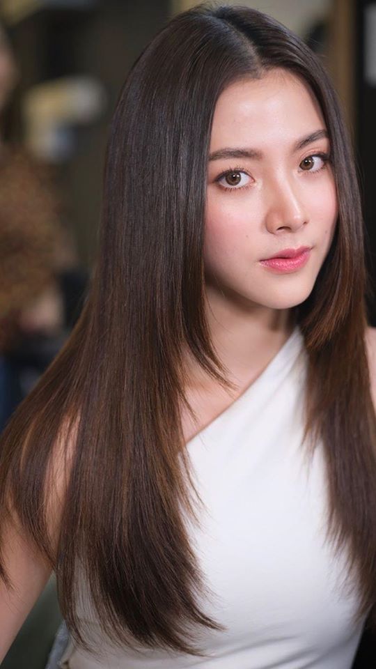 Bạn có thể học cách để lệch ngôi kết hợp với phụ kiện tóc hoặc chia ngôi giữa tinh tế như Baifern