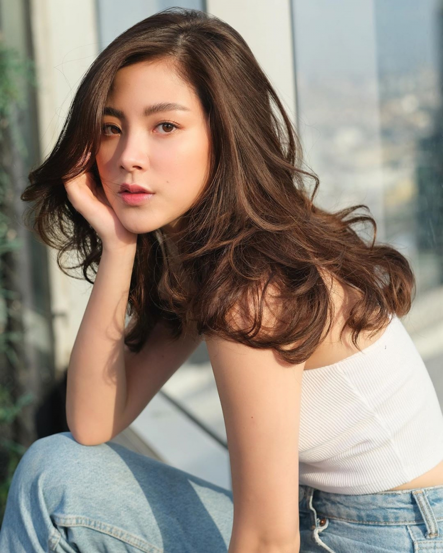 Còn nếu bạn là 1 cô nàng năng động cá tính nhưng vẫn muốn giữ nét ngọt ngào thì hãy thử ngay kiểu uốn xoăn chữ C này nhé