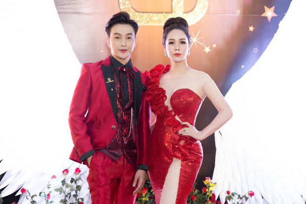 Mới đây, dư luận xôn xao về vụ việc Nhật Kim Anh vướng vào rắc rối liên quan đến chuyện tình cảm với TiTi - thành viên nhóm HKT. Đối diện tin đồn, Nhật Kim Anh đã lên tiếng: “Gia Hùng đang muốn dựa hơi những nghệ sĩ khác để đánh bóng tên tuổi. Anh ta từng là thành viên của nhóm HKT nhưng vì ham chơi, thường xuyên sử dụng chất kích thích nên đã bị loại ra khỏi nhóm nhạc từ lâu. Tôi đã nhận đỡ đầu cho TiTi nên việc tôi nâng đỡ em kể từ khi về công ty là điều trong giới ai cũng biết. Tôi cũng chia sẻ rằng TiTi và vợ cũ của em ấy đã chia tay từ lâu. Và chuyện của 2 người đó không liên quan gì tới tôi. Hơn nữa, TiTi đã ly hôn vợ, tôi cũng ly hôn chồng, nếu chúng tôi có yêu nhau thật thì chuyện đó cũng chẳng có gì là sai trái, vi phạm đạo đức hay vi phạm pháp luật. Rất mong mọi người hãy đón nhận thông tin có chọn lọc”.