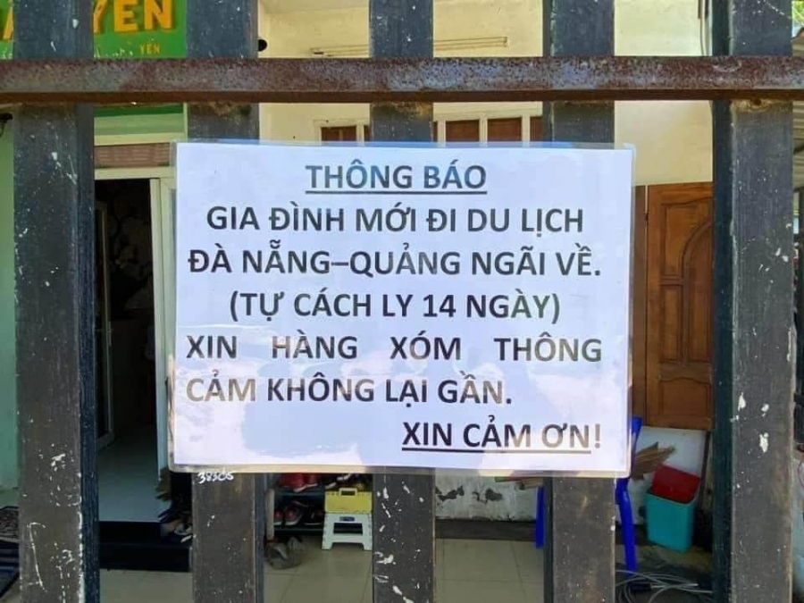 Bảng thông báo dán trước cửa nhà nhằm thông báo cho người dân sống chung quanh nơi ở của Shbet111 slot, casino, thể thao, xổ số