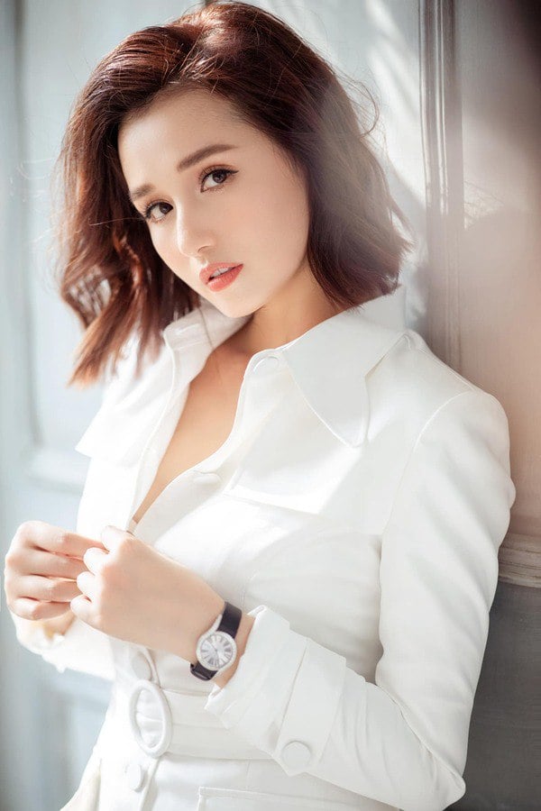 la-thanh-huyen-khoe-hinh-dien-mau-son-tim-lim-la-mat-101372657_3603863706295420_7681878471542308864_o-1595848026-930-width600height900