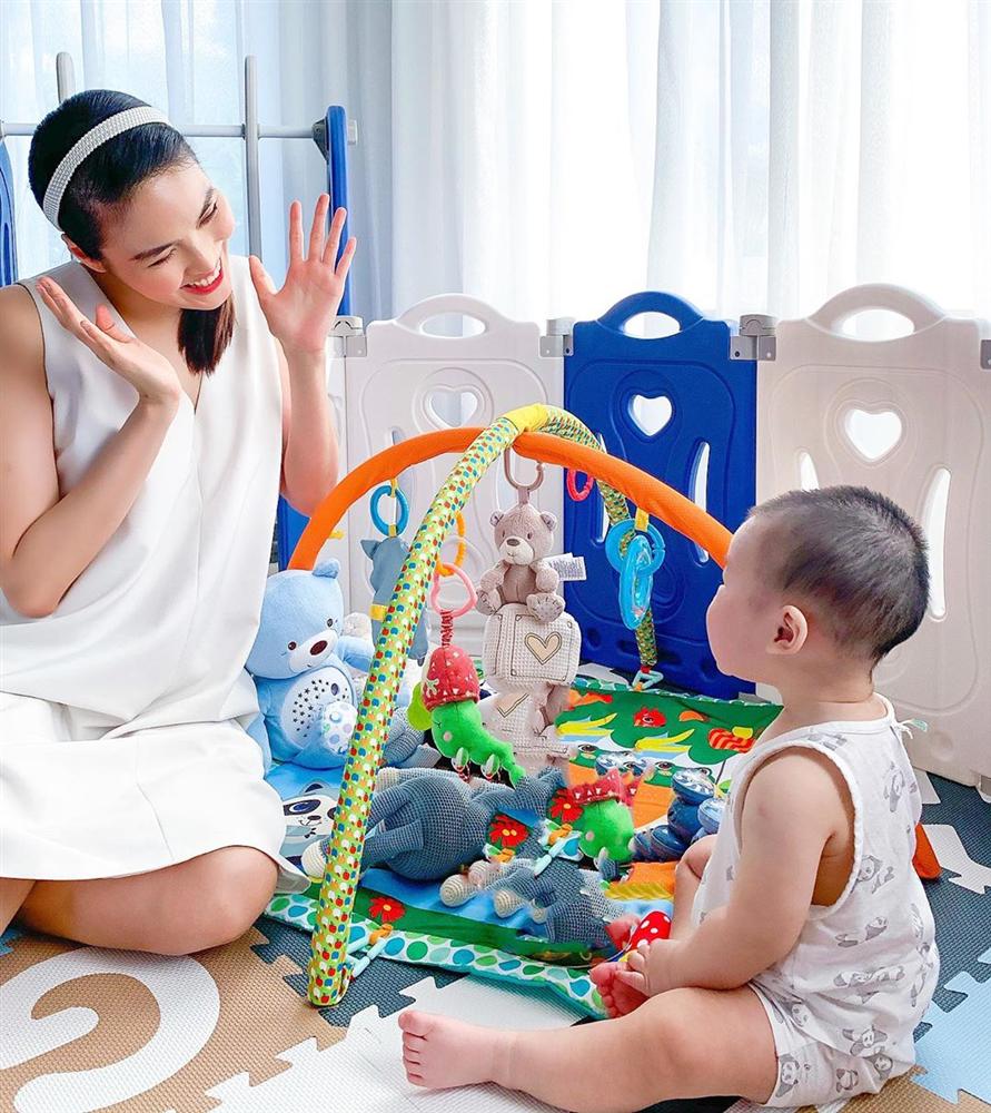 Mới đây, Lan Khuê chia sẻ hình ảnh mới nhất của cậu con trai nhỏ khiến nhiều người thích thú. Có thể thấy dù mới 8 tháng tuổi nhưng Connor nhìn đã rất cứng cáp, tay chân bụ bẫm, gương mặt phúng phính dễ thương. Hơn nữa cậu bé cũng được nhận xét là giống bố như hai giọt nước dù chỉ là bức ảnh ở góc chụp nghiêng.