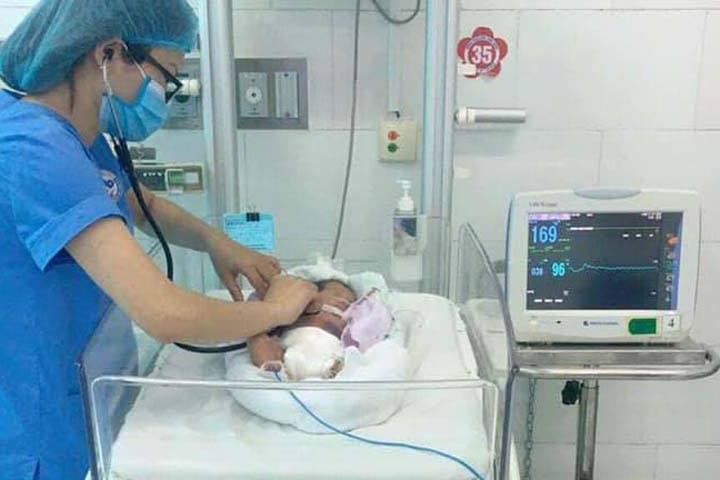 Hiện bé đang được các bác sĩ theo dõi, điều trị tại Bệnh viện Nhi Thái Bình