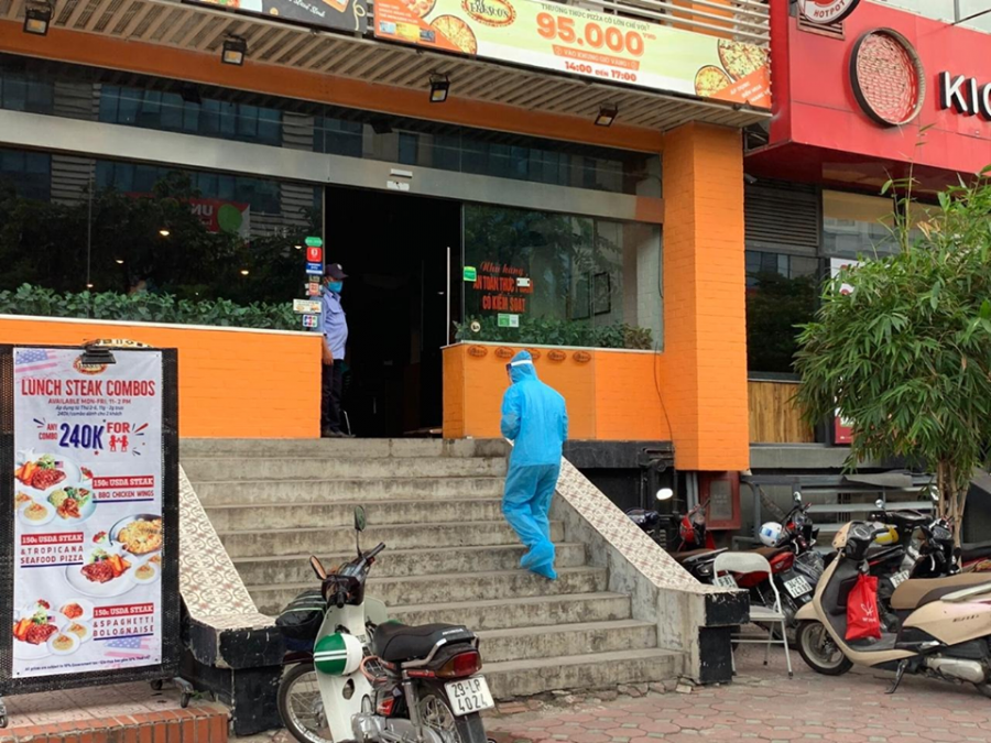 Phun thuốc khử trùng quán pizza 