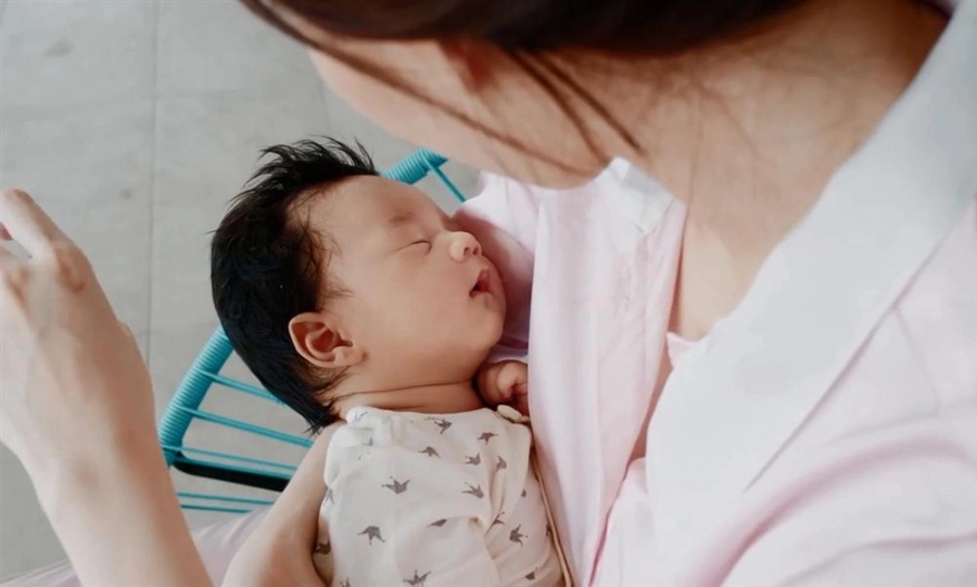 Mới đây, ông xã Đặng Thu Thảo đăng tải một đoạn clip quay cận mặt con trai. Anh viết: