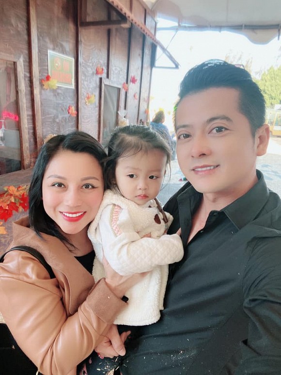 Hoàng Anh bên vợ và con gái.
