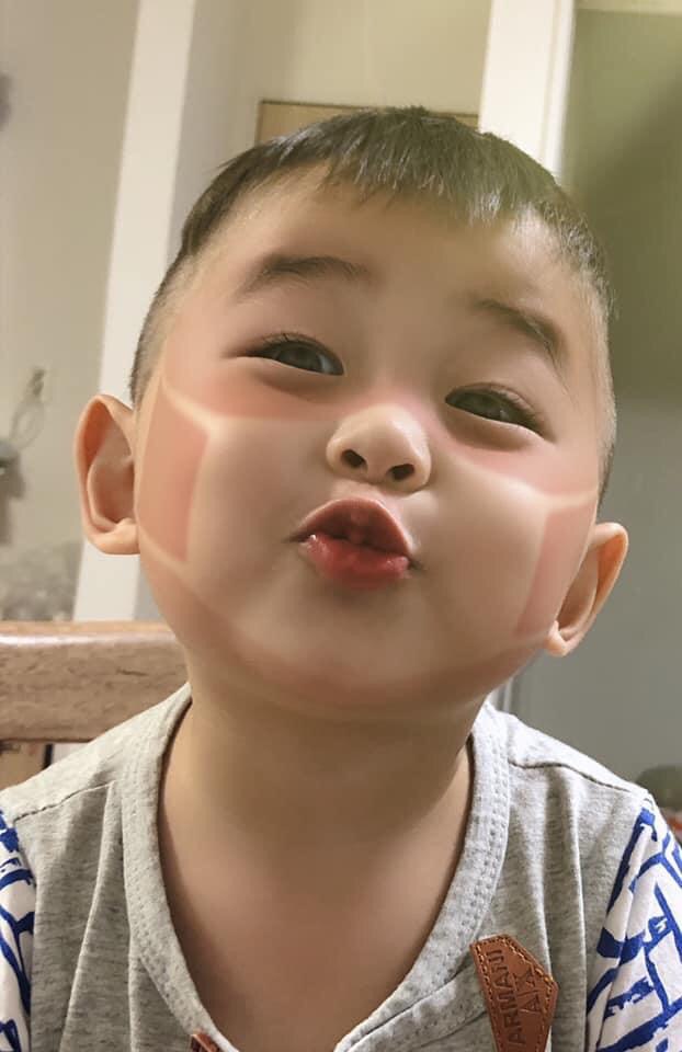 Dù cháy nắng nhưng độ đẹp trai, đáng yêu không hề giảm đi. (Ảnh: Facebook Phạm Sen).