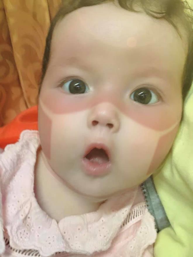 Em bé với biểu cảm 