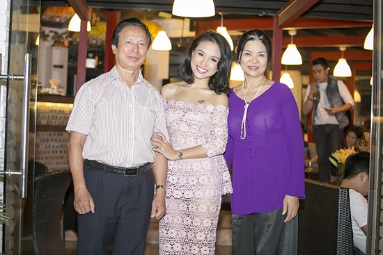 Vân Hugo bên bố mẹ.