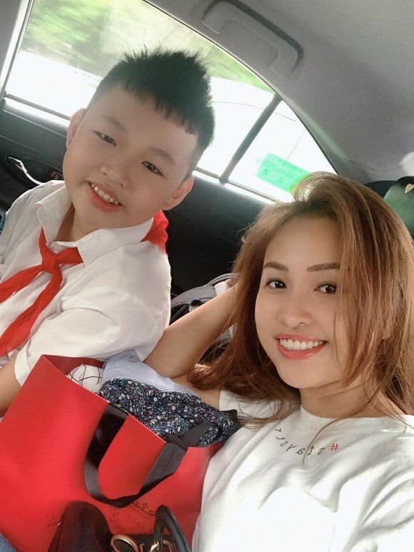 Vân Hugo đưa con trai cùng chồng sắp cưới vào Sài Gòn sống, đồng nghĩa với việc cô phải sống xa bố mẹ.
