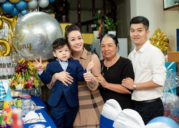 Nhật Kim Anh bị cư dân mạng đào lại chuyện giành quyền nuôi con hậu ồn ào bị đồn cặp kè trai trẻ.