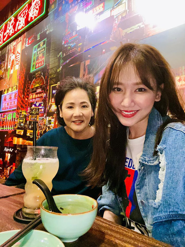 Hari Won dành một phần thu nhập để phụng dưỡng mẹ ruột.