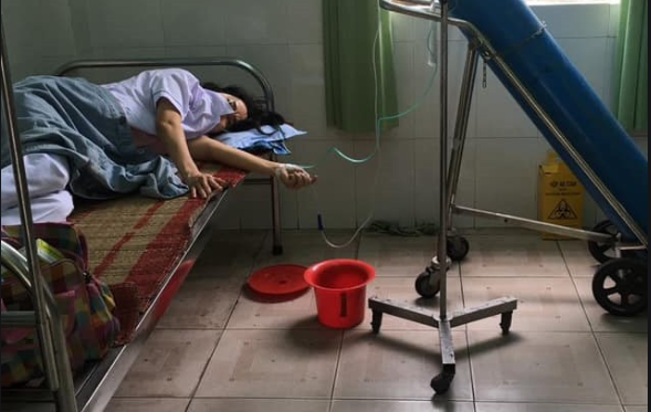 Nữ nhân viên y tế làm việc cật lực dẫn đến  kiệt sức