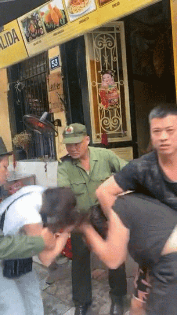 Gần đây, Lưu Đê Ly liên tục vướng vào những ồn ào không đáng có. Hết bị tố trốn cách ly sau khi đi du lịch Đà Nẵng về thì mới đây, nữ diễn viên tiếp tục gây xôn xao khi xuất hiện trong đoạn clip ẩu đả với antifan ngay giữa phố. Theo thông tin lan truyền, được biết anti-fan đã hẹn gặp Lưu Đê Ly để giải quyết mâu thuẫn. Do không giữ được bình tĩnh nên người này đã lao vào đánh Lưu Đê Ly túi bụi, thậm chí giật tóc bạo lực. Ông xã Lưu Đê Ly dù có mặt, ra sức can ngăn nhưng không thành công. Sau đó, cả hai được cho là bị công an đưa về đồn giải quyết.