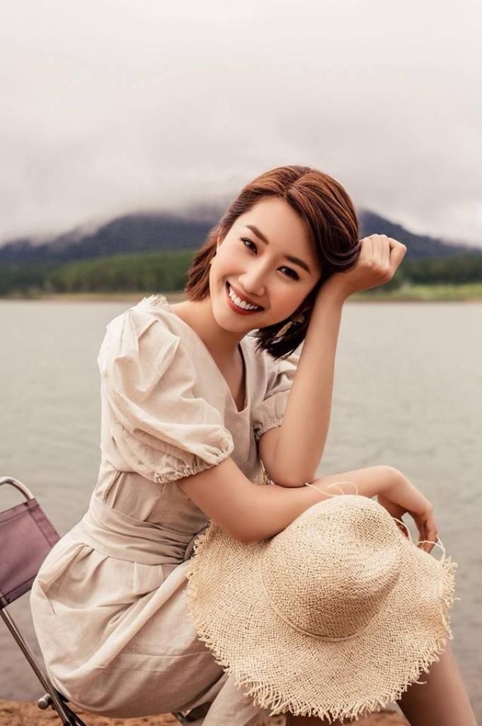Thúy Ngân vừa gây chú ý khi lần đầu chia sẻ về mối tình đầu: “Hai đứa đã tạm chia tay và nghĩ rằng sẽ cho nhau một khoảng thời gian để nhìn lại vấn đề của người kia. Hai đứa cho nhau thời gian, thì hôm đó là sinh nhật ảnh, anh ấy nói em đến chúc mừng sinh nhật anh đi. Sau đó anh ấy đến đón và để chở em đi chơi, hai đứa đang chạy vòng vòng rất vui vẻ thì em lại có điện thoại. Một bạn nam gọi và bảo là bạn bè đang tụ tập nhau đông lắm, dẫn nhau đi chơi và rủ em đi cùng. Bạn trai mới hỏi là ai vậy, em bảo đây là bạn thân em. Ảnh nói bạn thân gì 9 giờ tối còn rủ đi chơi, anh lại đập điện thoại em luôn. Sau đó ảnh còn chở thẳng em vô trong nghĩa địa rồi hỏi em muốn sống hay muốn chết”.