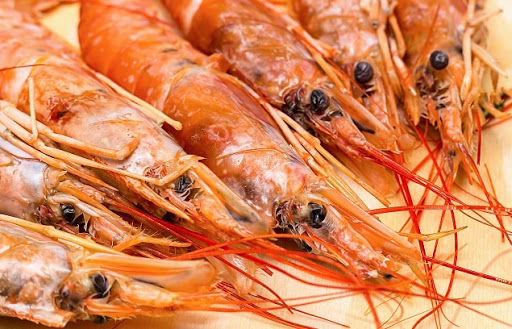 Không nên ăn nhiều đầu tôm 