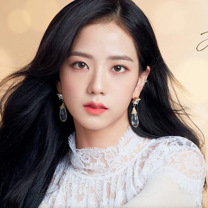 Jisoo nổi tiếng với khuôn mặt trái tim nhỏ nhắn hoàn hảo của mình