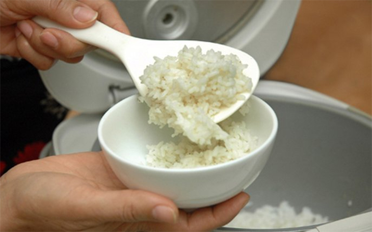 Không đảo cơm khiến món cơm cứng khó ăn