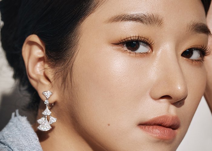 Dù là trai hay gái cũng đều ngất ngây với khí chất và đặc biệt là chiếc mũi đẹp hoàn hảo của cô