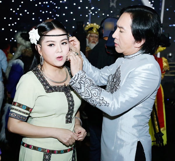 1571450909-142-nsut-kim-tu-long-cham-soc-vo--trinh-trinh-trong-hau-truong--1--1502807769-width600height554-1571434077-width600height554