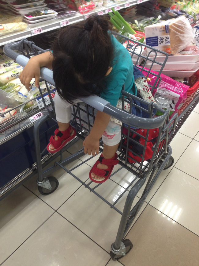 Đi siêu thị mà thấy chán quá nên đành chợp mắt vài phút.