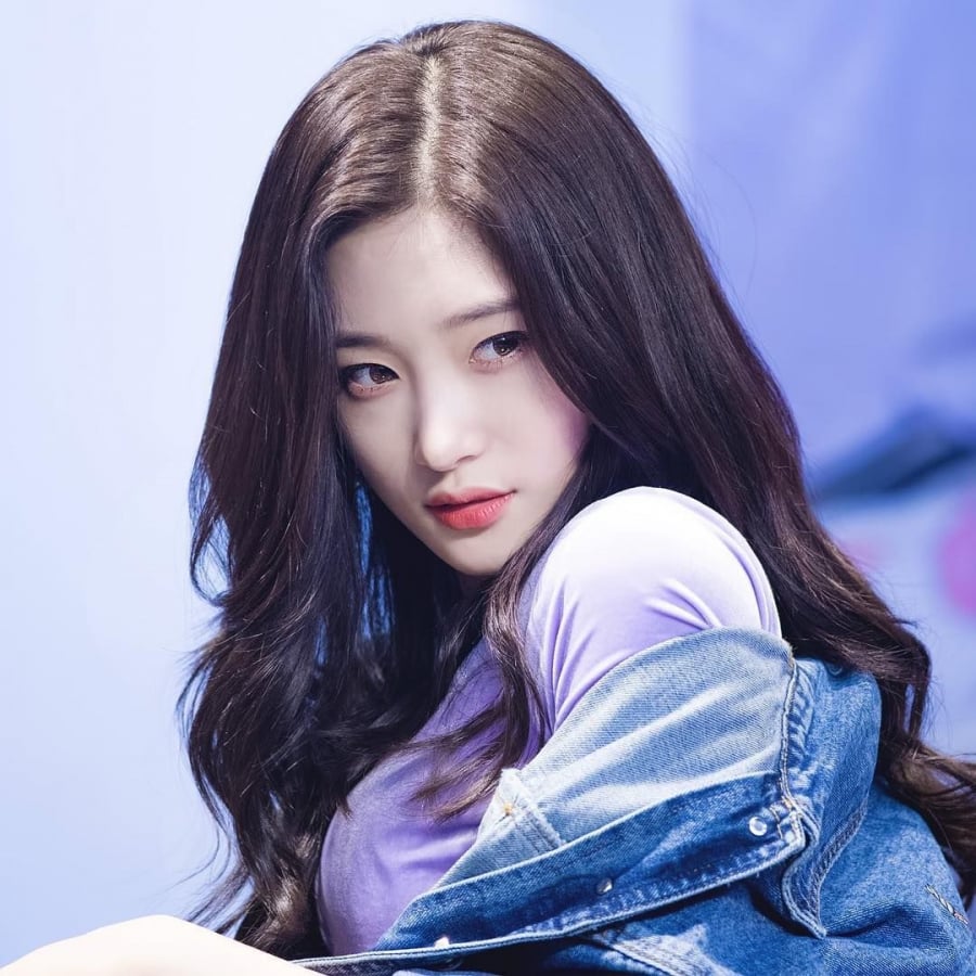 Chaeyeon nổi bần bật với nước da trắng bật tone cùng đôi mắt mí lót sáng trong và ngây thơ