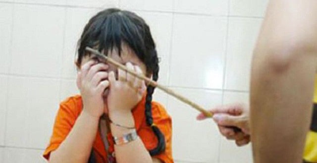 Dùng đòn roi đánh con khiến bé sợ hãi xa cách cha mẹ
