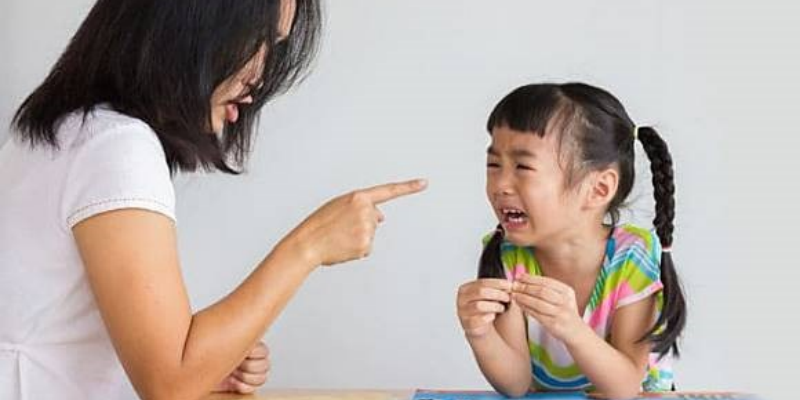 Sử dụng đòn roi dạy con khiến bé dễ tự kỷ