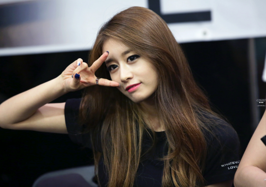 Đặc biệt Jiyeon rất hợp với kiểu vẽ mắt eyeliner dày và vẽ theo kiểu mắt mèo bởi nó giúp nhìn cô khí chất, thu hút, quyến rũ và cá tính hơn