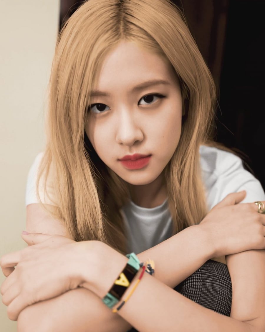 Nữ idol sinh năm 1997 sở hữu đôi mắt mí lót với đuôi mắt đi xuống. Tùy vào cách trang điểm sẽ mang lại những thần thái khác nhau cho Rosé