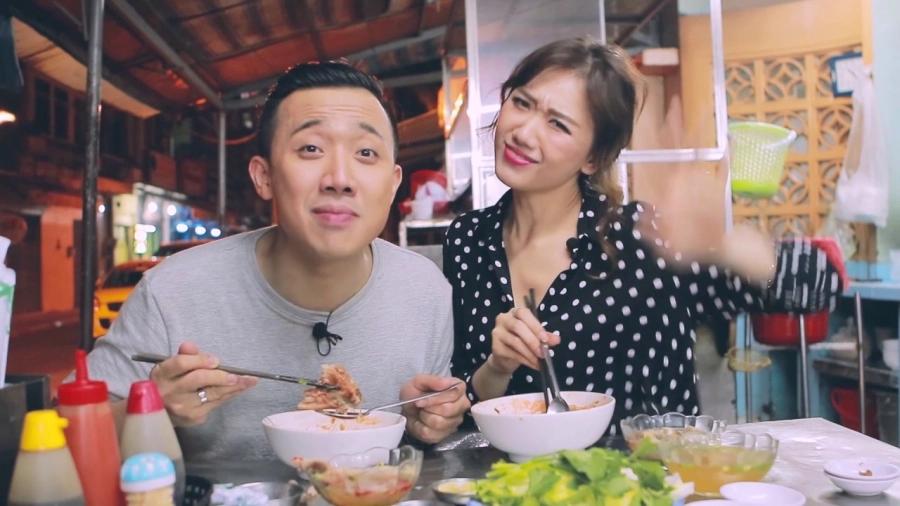 Mới đây, Hari Won tiếp tục trêu chọc ông xã lúc nửa đêm bằng việc gửi ngay tấm meme (hình ảnh biểu tượng được lan truyền trên mạng) về hình tượng trước và sau khi cưới vợ của cánh đàn ông. Nhận thấy bản thân bị “cà khịa”, Trấn Thành liền thẳng thắn thừa nhận: 
