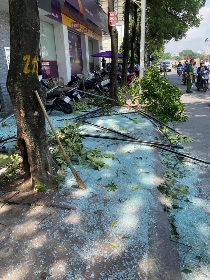 Tấm kinh ở tầng 2 của nhà hàng rơi xuống vỡ vụn
