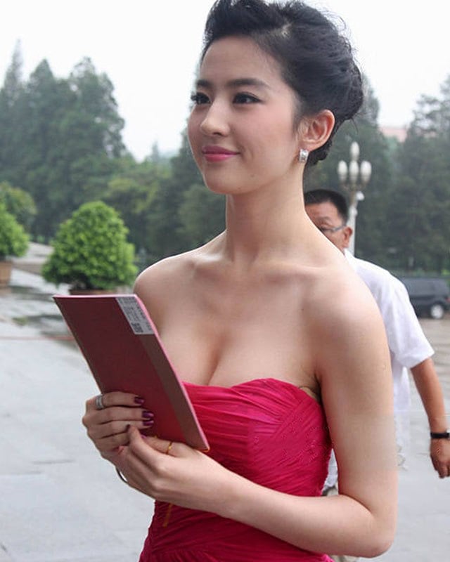 khoe-nhan-sac-mong-manh-nhung-diem-nay-triu-nang-luu-diec-phi-duoc-cdm-tim-kiem-rao-riet-a2b-1596523712-236-width640height800