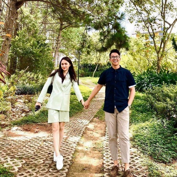 Chúc cho cặp đôi sẽ nắm tay nhau thật chặt để cùng vượt qua tất cả.