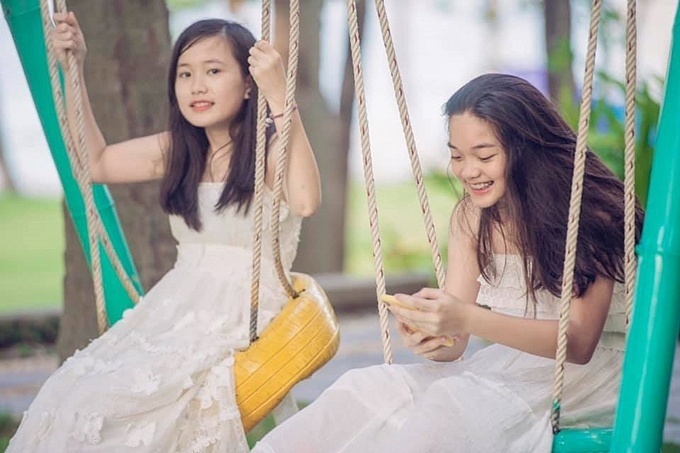 2-con-gai-xinh-dep-noi-duoc-6-ngoai-ngu-cua-ca-si-my-le-aff-5150610