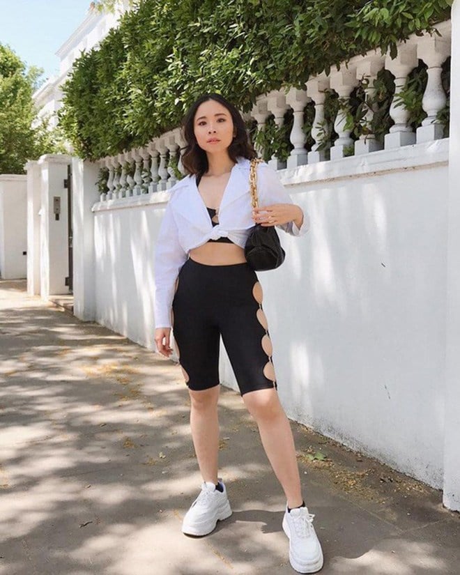 ao-khoet-lo-xua-roi-hoi-gai-xinh-vbiz-ru-nhau-dien-quan-nhieu-lo-khoe-chan-nu-fashionista-viet-bi-nhiem-covid-19-tai-xuat-voi-1597207859-181-width660height825