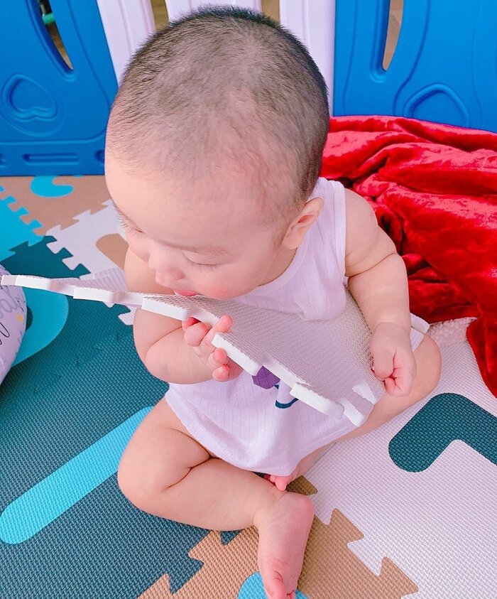 Quý tử Lan Khuê vô cùng thông minh, cậu bé từng khiến vợ chồng cô vỡ òa trong hạnh phúc khi có thể gọi ba mẹ khi chỉ mới 6 tháng tuổi. Hiện Lan Khuê không giấu được niềm hạnh phúc và sự bồi hồi khi ngày con trai tròn 1 tuổi đang đến gần.