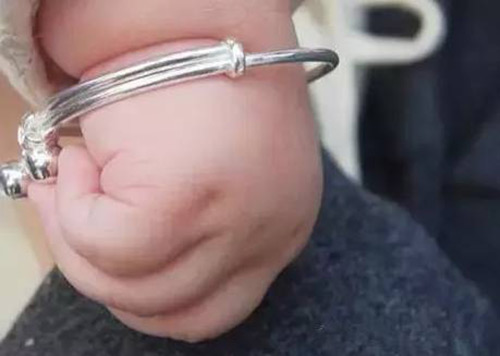 Lắc bạc có thể gây ngộ độc cho trẻ nhỏ