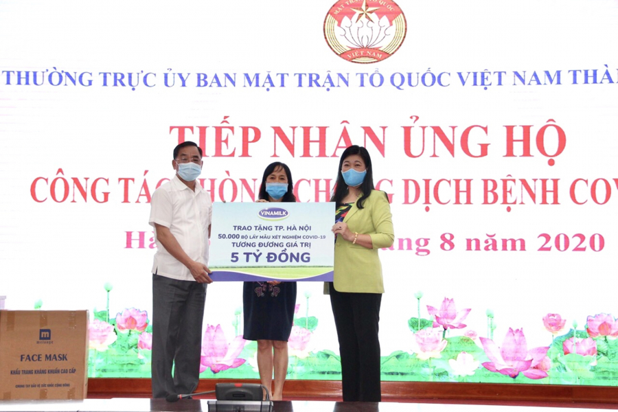Lãnh đạo Sở Y tế và Mặt trận Tổ quốc TP.Hà Nội tiếp nhận 50.000 bộ lấy mẫu xét nghiệm Covid-19, tương đương 5 tỷ đồng từ đại diện Vinamilk
