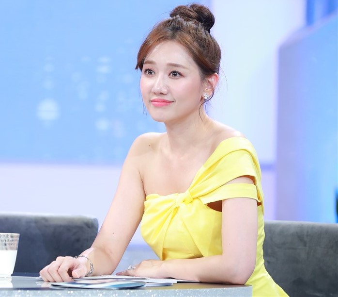 Mới đây, Hari Won đã có dịp chia sẻ về chuyện tình với ông xã. Cô cho biết nhiều lần từ chối lời mời đi ăn của Trấn Thành và kể cả khi anh ngỏ lời yêu. Số lần cô từ chối lời đề nghị yêu Trấn Thành lên tới ba lần. Đến khi nhận lời yêu, Hari cũng đề nghị: “Chúng ta chỉ yêu nhau thôi, sẽ không lấy nhau đâu”. Tuy nhiên sau gần 1 năm hẹn hò, cô bất ngờ nhận được lời cầu hôn, trong lòng cô nghĩ “Ông này bị điên hay sao mà cầu hôn mình”. Cuối cùng, trước câu nói ngọt ngào của ông xã, cô đã không thể từ chối.
