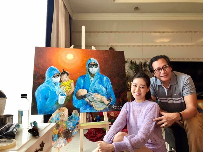 Hoa hậu Khánh Vân đã chia sẻ bức tranh do cô và cha mình tự vẽ. Người đẹp cho biết tác phẩm được lấy ý tưởng từ hình ảnh các bác sĩ bế em bé mắc Covid-19. Hai cha con nàng hậu muốn gửi món quà tinh thần này đến các y bác sĩ, chiến sĩ, tình nguyện viên. Khánh Vân cũng cho biết cô dự định tổ chức một buổi đấu giá nhỏ. Số tiền bán tranh được dùng để quyên góp cho quỹ phòng chống dịch, ủng hộ bà con Quảng Nam – Đà Nẵng.