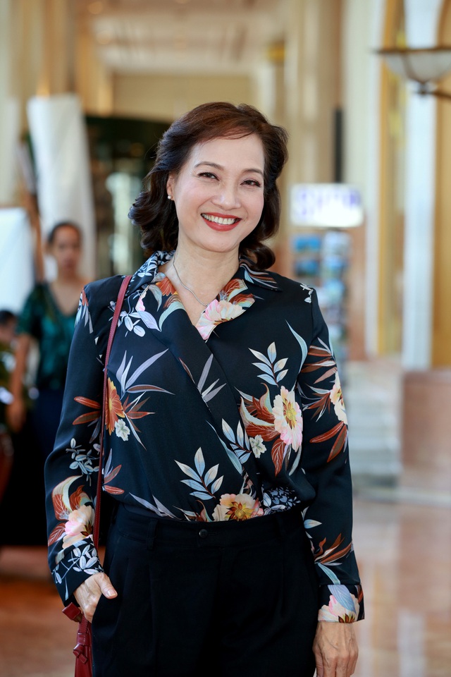 Mới đây, NSND Lê Khanh đã có những chia sẻ về chuyện tình đầy ngang trái của mình khiến nhiều người không khỏi ngạc nhiên: 