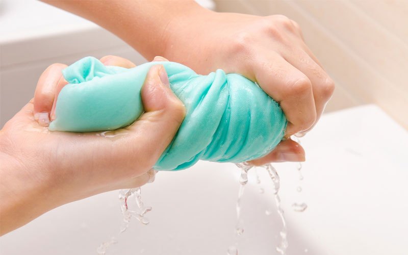 Để quần áo mau khô, bạn cần phải vắt chúng cho thật ráo nước.