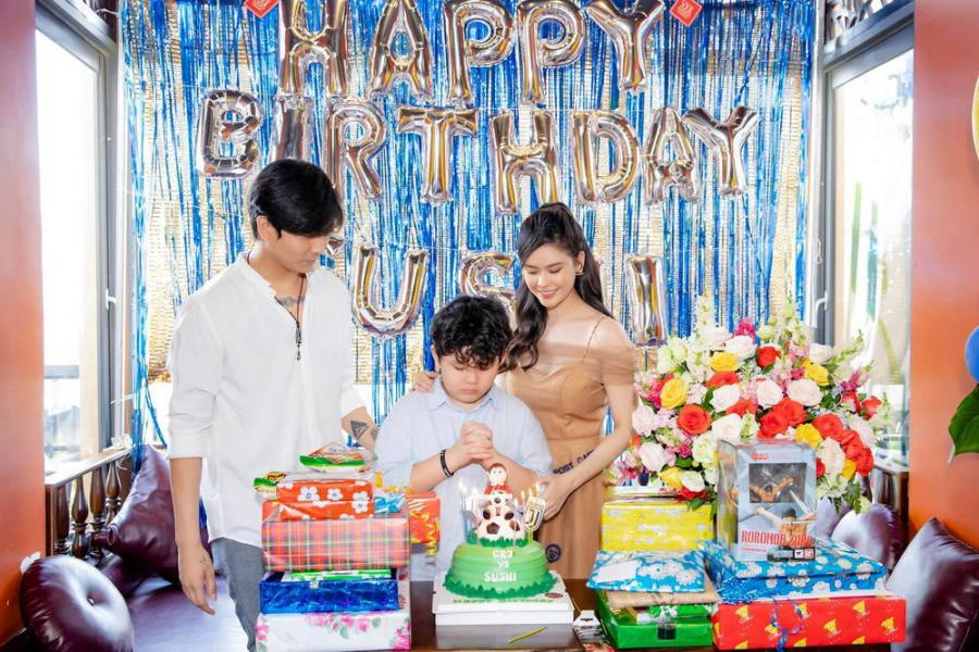 con-trai-truong-quynh-anh-dien-vest-banh-bao-o-buoi-le-tong-ket-hoc-he-6b50a61c